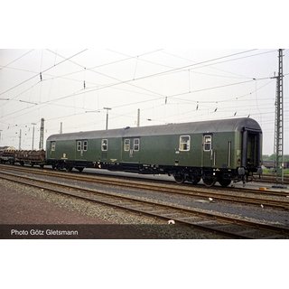 Arnold HN4417 DBP, 2-tlg. Set 4-achs.Postwagen Post-mrz, in grner Lackierung, Ep. IV Spur N