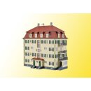 KIBRI 38354 H0 Mehrfamilienhaus mit Balko Massstab: H0