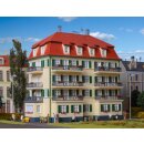 KIBRI 38354 H0 Mehrfamilienhaus mit Balko Massstab: H0