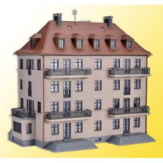 KIBRI 38357 H0 Mehrfamilienhaus mit Balko Massstab: H0