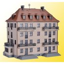 KIBRI 38357 H0 Mehrfamilienhaus mit Balko Massstab: H0