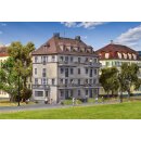 KIBRI 38357 H0 Mehrfamilienhaus mit Balko Massstab: H0