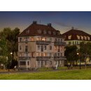 KIBRI 38357 H0 Mehrfamilienhaus mit Balko Massstab: H0