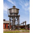 KIBRI 39328 H0 Wasserturm mit Befüllkran Massstab: H0