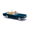 Busch 47528 Ford Mustang Cabrio mit Figuren, Bierkasten, Koffer, 1964  Maßstab 1:87