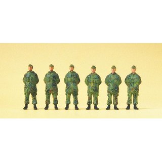 PREISER 16842 Soldaten stehend. Feldmuetze. Parka Massstab: H0