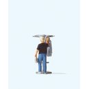 PREISER 28142 Mann, Jacke aufhaengend Massstab: H0