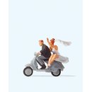 PREISER 28150 Brautpaar auf  Vespa Roller Massstab: H0