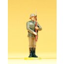PREISER 56003 Soldat stehend, Gewehr praesentierend...