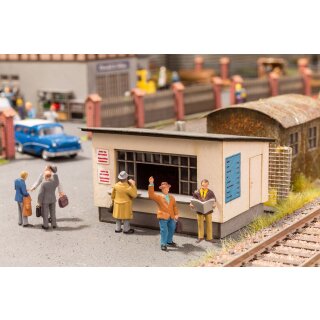 Noch 12020 Auf dem Bahnsteig Massstab: